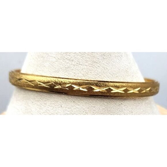 Gold Tone Etched Bangle Bracelet Signed - TRIFARI M - Picture 5 of 6